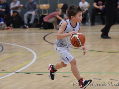 Hoši z U13 se představují na domácí palubovce.