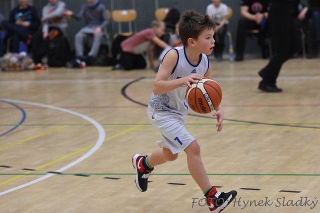 Hoši z U13 se představují na domácí palubovce.