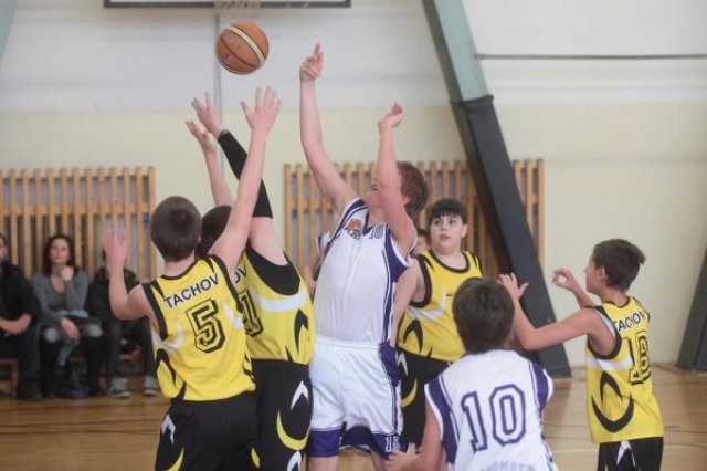 Naši nejmladší minižáci z 34.ZŠ začali svoji basketbalovou kariéru dvěma vítězstvími.